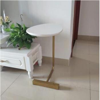 Sala Multifuncional: Sofá, Mesa Central y Dormitorio