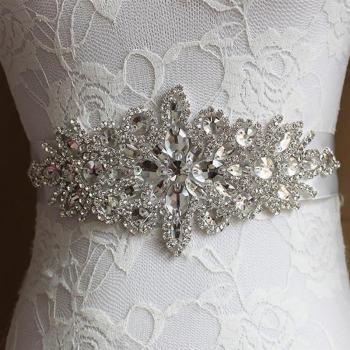 Cinturón nupcial con brillo y elegancia
