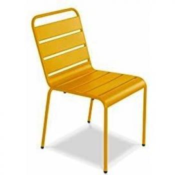 Chaise extérieure en métal jaune