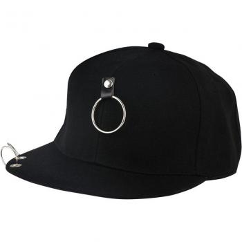 Gorra transpirable negra con cadena y diseño de cráneo