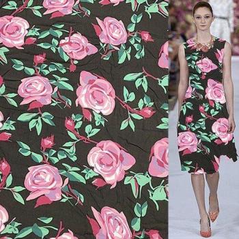 Tela de gasa georgette de seda con fondo negro y motivos florales rojos y verdes, SCG390