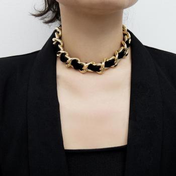 Franela Cinturón Negro Dorado con Falda Gruesa y Toque Punk