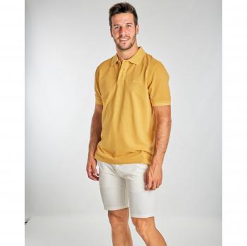 Polo amarillo de hombre con bordado de banderas en el pecho, manga corta