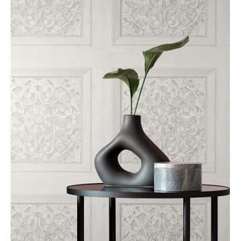 Muestra de papel pintado casetones barrocos gris claro con efecto madera tallada sin relieve