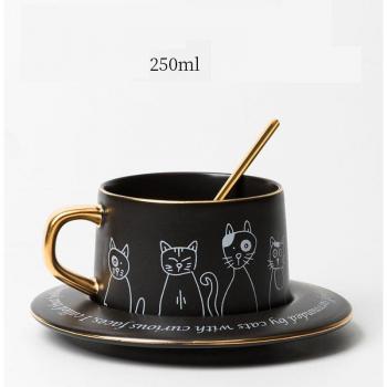 Tazas de café nórdicas con cucharas y platillo para gato