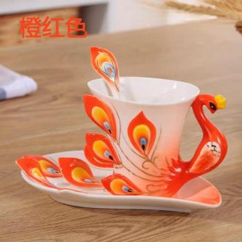 Taza de café europea con platillo y cuchara