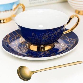 Elegante Kaffeetasse im britischen Stil mit Untertasse und goldenen Details