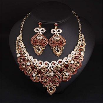 Joyería nupcial de cristal con collar y pendientes en forma de corazón