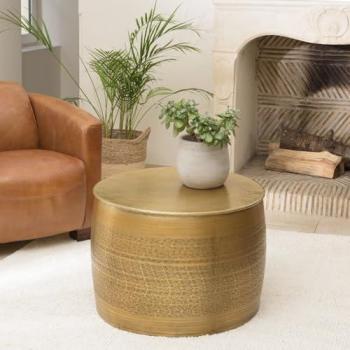 MACABANE HONORE – Table Basse Alu 60x60 cm, finition Laiton, motifs arabesques sur pieds