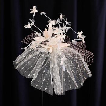 Glamoureuze Sluier met Champagne Kleur Bloemen, Bruilofts Hoofddeksel, Bruidshaaraccessoire, Satijnweefsel