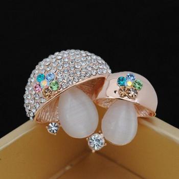 Broche lindo de seta con diamantes