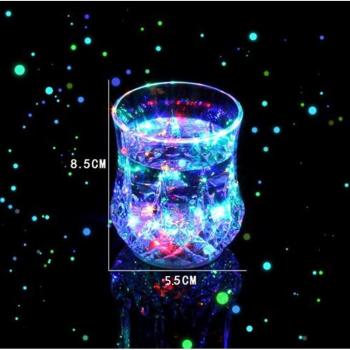 Vaso de cerveza con efecto luminoso