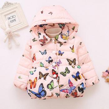 Winterliche Kinderoberbekleidung mit Kapuze