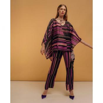 Blusa de Escote Pico y Manga por Debajo del Codo con Diseño Exclusivo NIZA