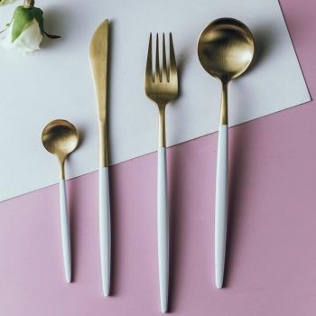 Set de couverts dorés et argentés en acier inoxydable