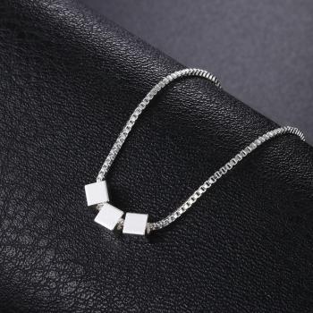 Collana argentata con pendente triangolare semplice