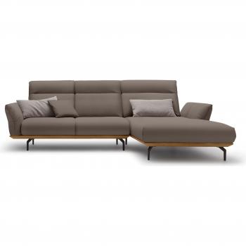 Creation BY ROLF BENZ Ecksofa hs.460 – Nussbaum Sockel, Umbragrau Winkelfüße, 298 cm