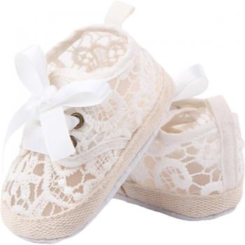 Primeros pasos con estilo: mocasines florales de encaje