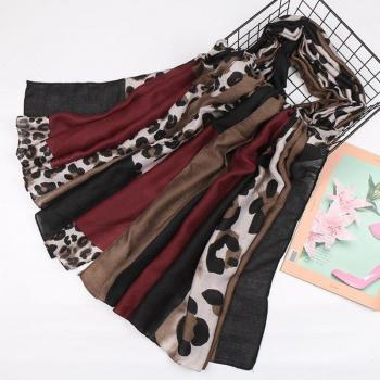 Pashmina de Viscosa con Estampado de Leopardo