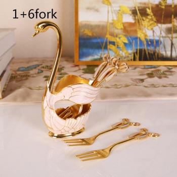 Cúspide del Cisne: Cuchara, Tenedor y Vajilla de Alta Gama