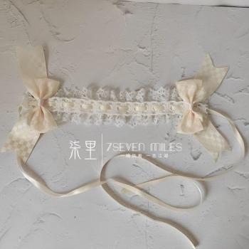 Diadème fait main avec garniture en dentelle blanche