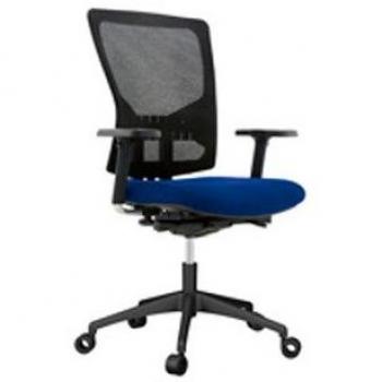 Silla de oficina con brazos tapizada en tela ignífuga y respaldo en polímero color azul