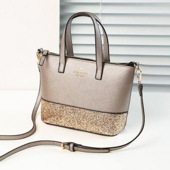 Bolso bandolera negro brillante de cuero con correa desmontable
