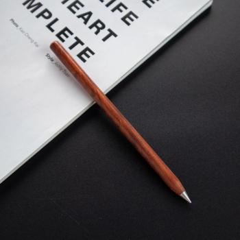 Unbegrenzt schreibender Stift aus natürlichem Material