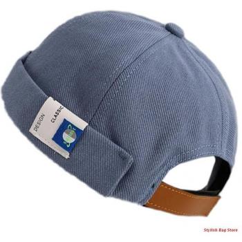Einfarbiges Docker‑Cap mit Schädel‑Etikett