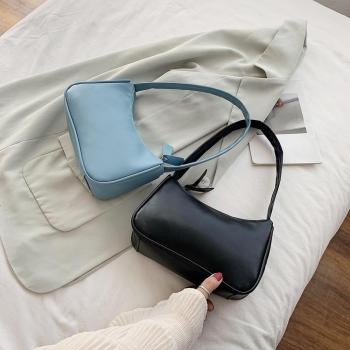 Pequeño Bolso de Hombro Morado y Lujoso