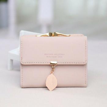 Cartera de mujer con borlas y diseño de hoja