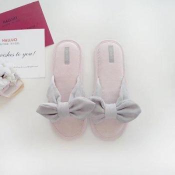Mignon pieds nœud papillon
