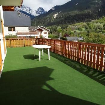 Tapis végétal vert en rouleaux à plots – imitation gazon synthétique, 2 m × 20 m