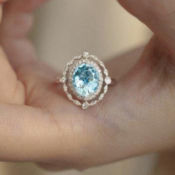 Anillo de Lujo de Topacio Azul con Micro Incrustaciones