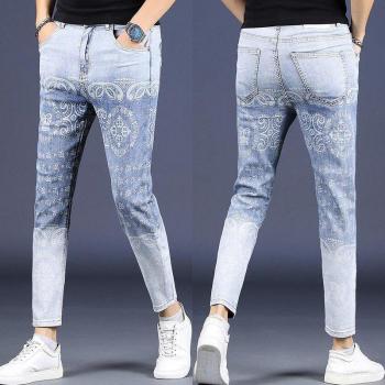 Jeans ajustados con diseño moderno