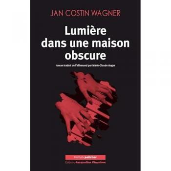 Lumière dans une maison obscure