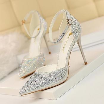 Sandali con punta affusolata e dettagli brillanti