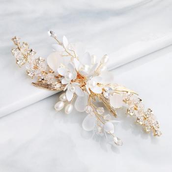 Accesorio de cabello nupcial con flores y cristales