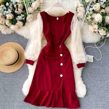 Robe rouge vintage à manches bouffantes en maille, fendue et volantée