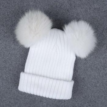 Gorro de lana con pompones para el frío