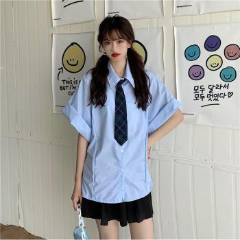 Camisa de mujer con diseño escolar: cuello de polo, mangas acampanadas