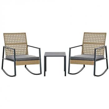Ensemble de jardin 3 pièces style colonial et cosy avec 2 fauteuils à bascule en résine tressée beige et coussins gris + table basse en métal époxy