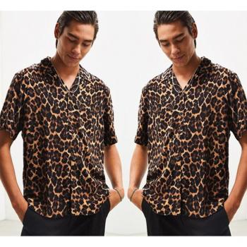 Camiseta de manga corta con estampado de leopardo y solapa
