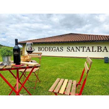 Visita a Bodegas Santalba: Cata de Vinos y Delicias Gastronómicas