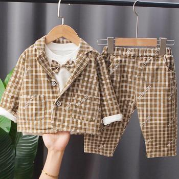 Traje infantil a cuadros con camiseta y pantalones