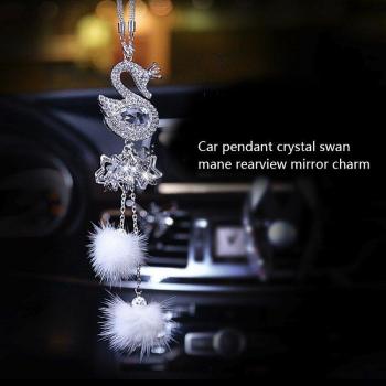 Accessoire suspendu voiture diamant et fourrure