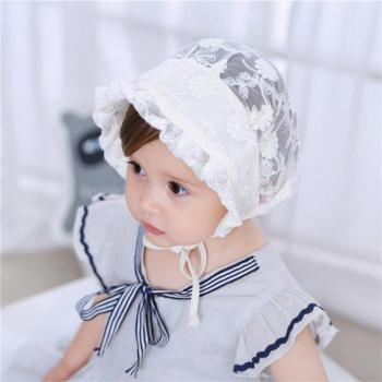 Chapeau court en dentelle pour bébé