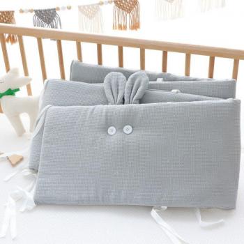 Coussin de protection lapin 240cm pour lit de bébé