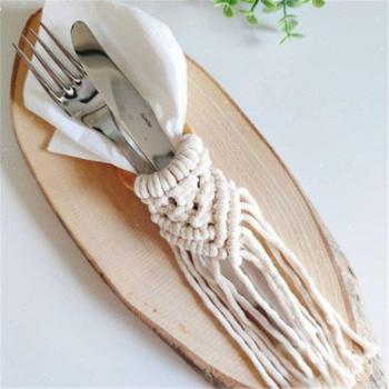 Anneaux de serviette artisanaux en coton et plumes pour mariage