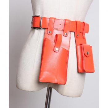 Bolso de PU negro con detalle de hebilla naranja